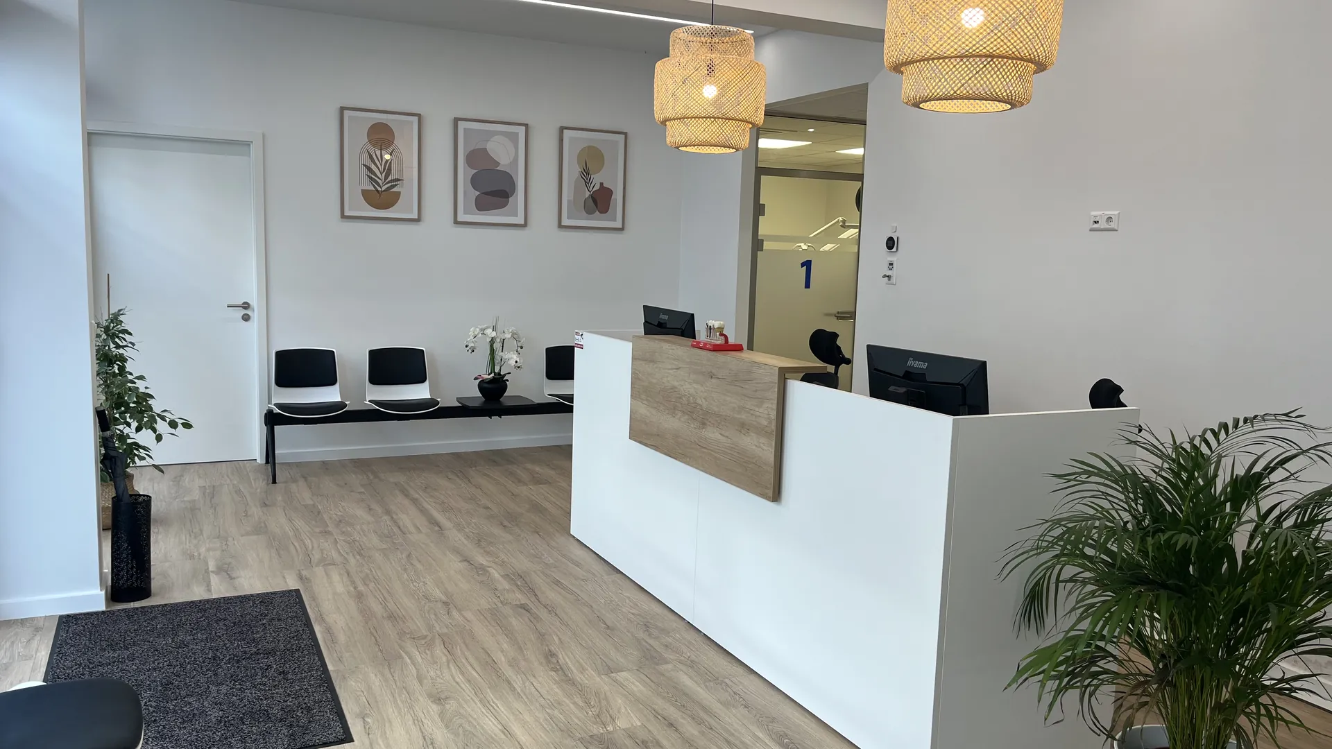 Bright reception area of the Dentalplus dental practice in Luxembourg-Bonnevoie