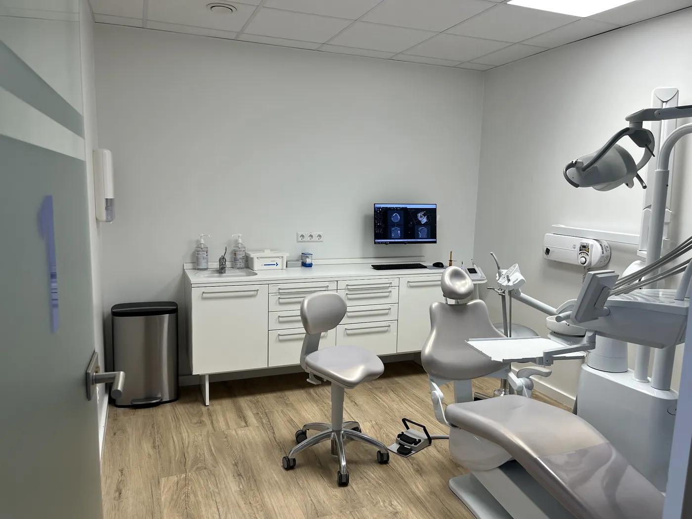Modern treatment room at Dentalplus in Luxembourg